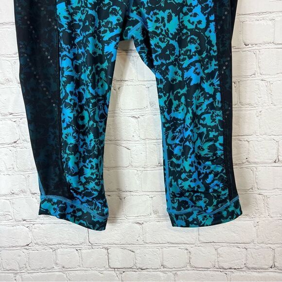 lululemon Stop At Nothing Crop Size 8 in Fleur Sombre Kayak Blue Dragonfly - Picture 4 of 8